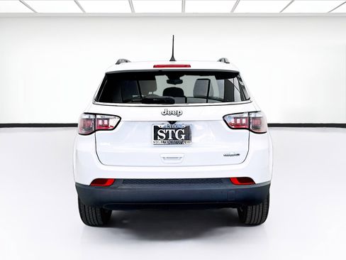 Used 2022 Jeep Compass Latitude FWD image 5