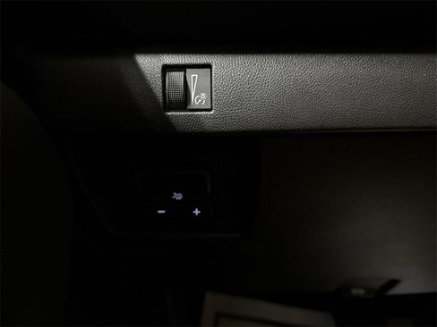 Used 2024 Chevrolet Colorado Z71 w/ Z71 Convenience Package 2 image 18