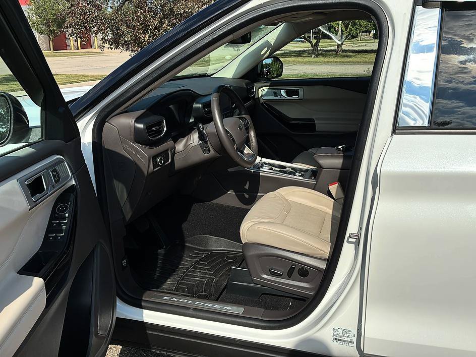 Used 2024 Ford Explorer Platinum w/ Class IV Trailer Tow Package AWD/4WD image 22