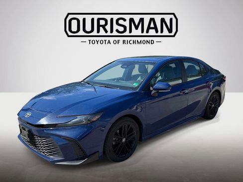 Used 2025 Toyota Camry SE w/ Convenience Package FWD image 2