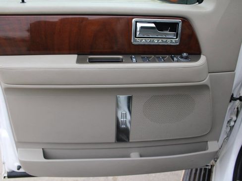 Used 2014 Lincoln Navigator 4WD image 12