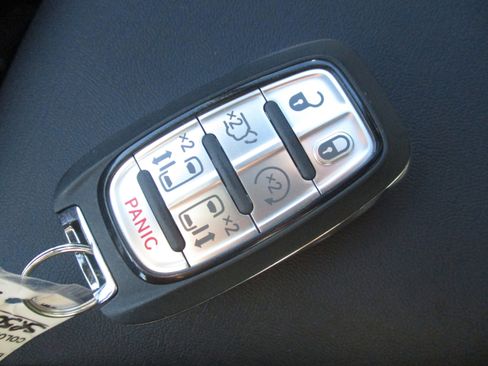 Used 2025 Chrysler Pacifica Select image 44