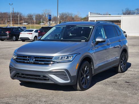 Used 2024 Volkswagen Tiguan SE image 3