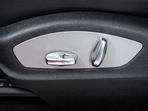 Certified 2024 Porsche Macan AWD/4WD image 23
