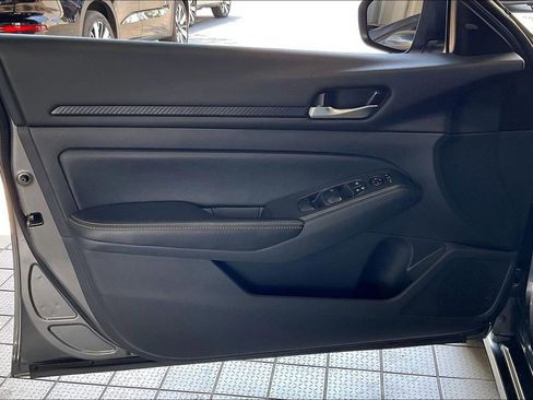 Used 2025 Nissan Altima 2.5 SV image 2