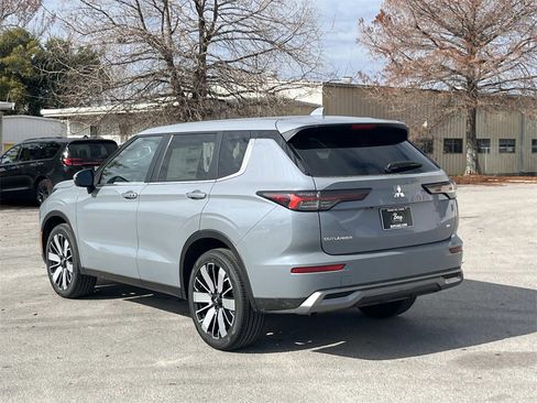 New 2026 Mitsubishi Outlander SE image 3