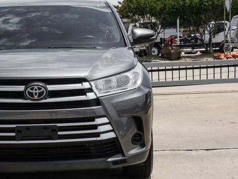Used 2019 Toyota Highlander LE FWD image 48