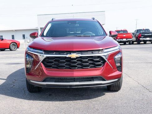 Used 2025 Chevrolet Trax LT FWD image 8