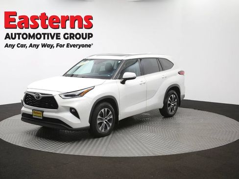 Used 2021 Toyota Highlander XLE AWD/4WD image 57