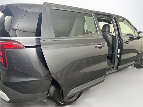 Used 2025 Kia Carnival FWD image 31