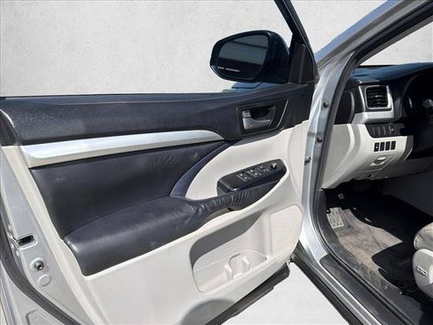 Used 2015 Toyota Highlander XLE FWD image 9