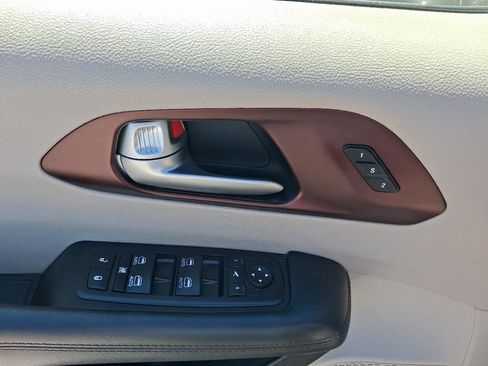 Used 2017 Chrysler Pacifica Limited w/ UConnect Theater Package FWD image 15