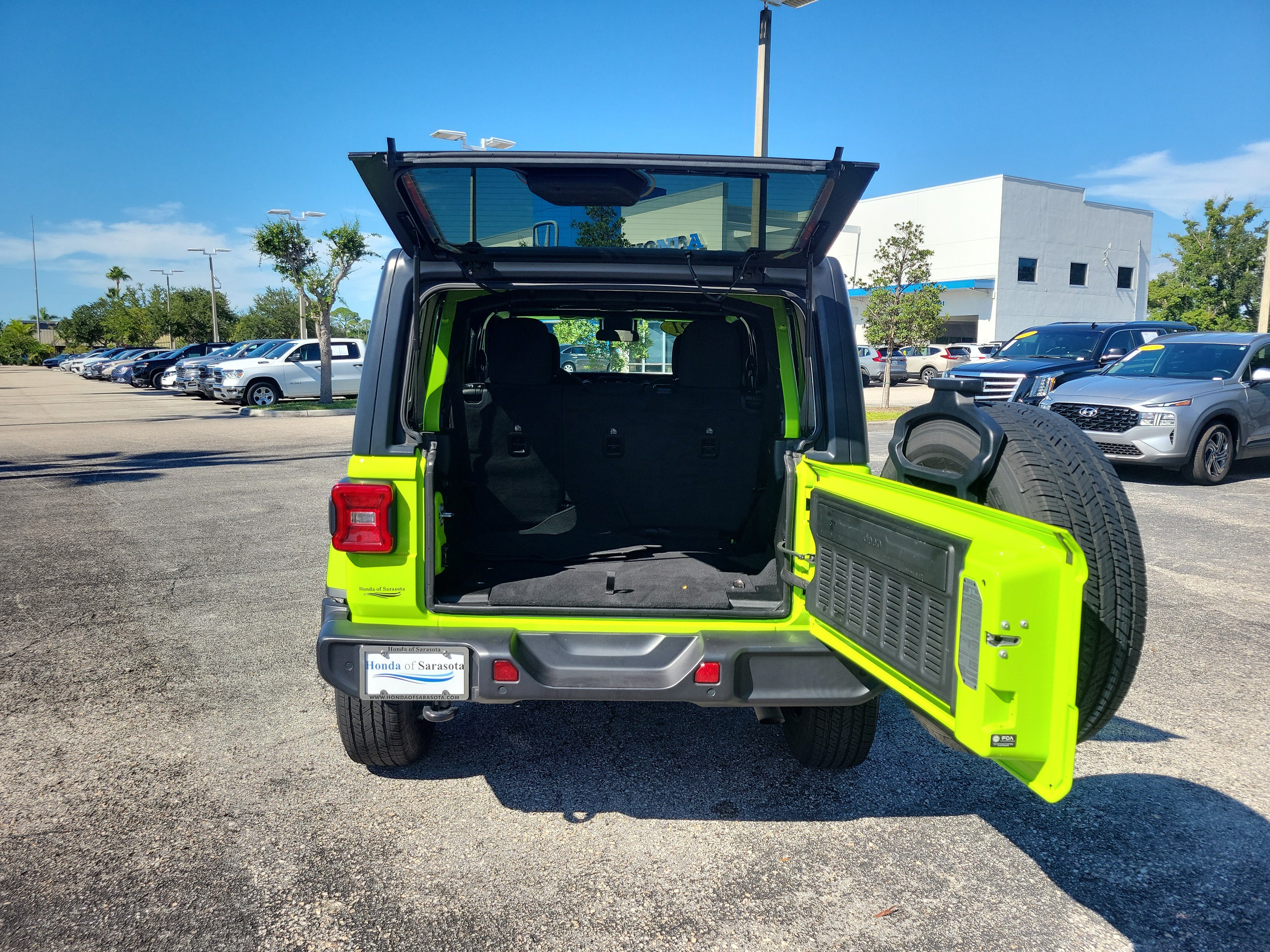Used 2021 Jeep Wrangler Unlimited Sahara w/ LED Lighting Group AWD/4WD image 11