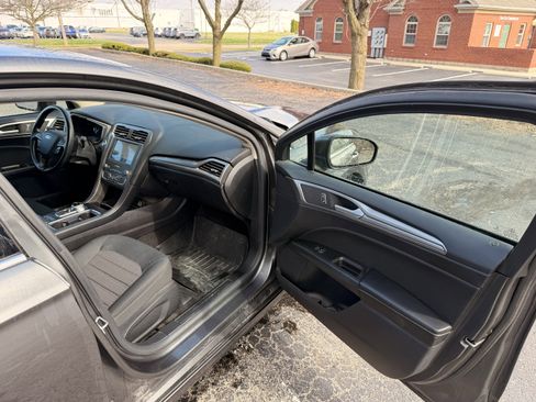 Used 2020 Ford Fusion SE image 14