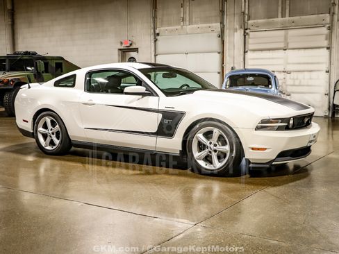 Used 2010 Ford Mustang GT RWD image 11
