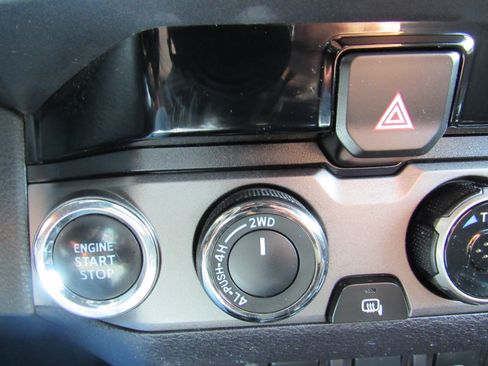 Used 2017 Toyota Tacoma TRD Off-Road image 17