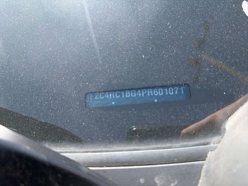 Used 2023 Chrysler Pacifica Touring-L image 17