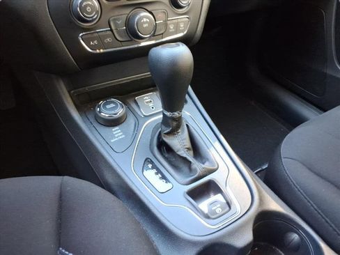 Used 2019 Jeep Cherokee Latitude w/ Popular Appearance Group image 15