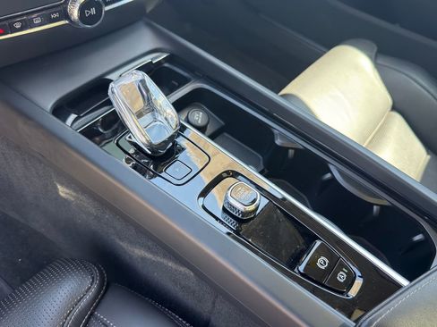 Used 2023 Volvo V60 B5 Cross Country Ultimate w/ Climate Package image 16