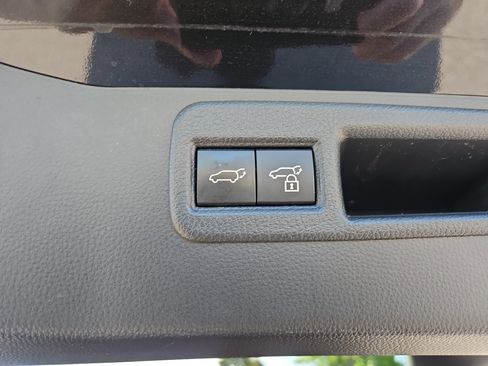 Used 2023 Toyota Venza XLE AWD/4WD image 16