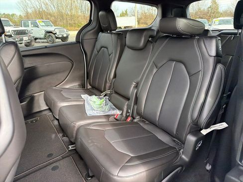 New 2026 Chrysler Pacifica Select image 13