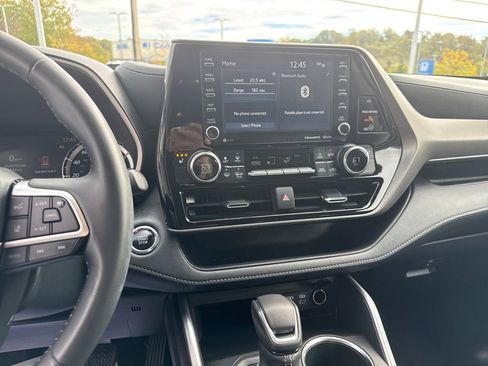 Used 2022 Toyota Highlander XLE image 18