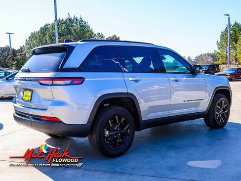 Used 2025 Jeep Grand Cherokee Altitude image 10