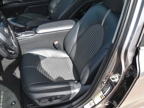Used 2018 Toyota Camry SE FWD image 9