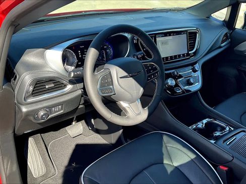 New 2026 Chrysler Pacifica Limited image 8