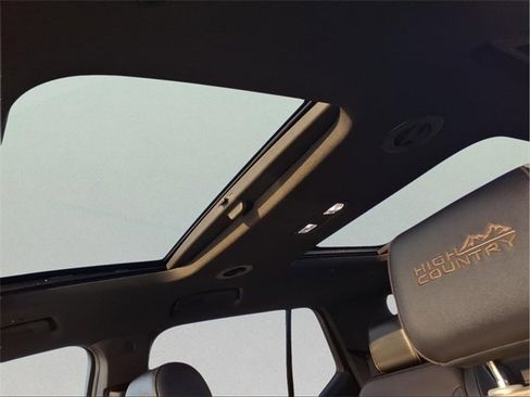 Used 2023 Chevrolet Traverse High Country image 23