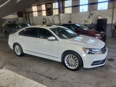 Used 2017 Volkswagen Passat 1.8T SE image 3