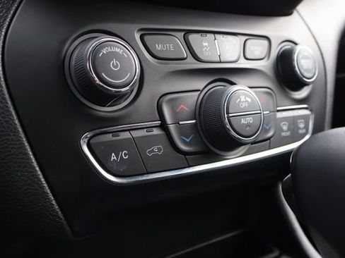 Used 2020 Jeep Cherokee Limited AWD/4WD image 22