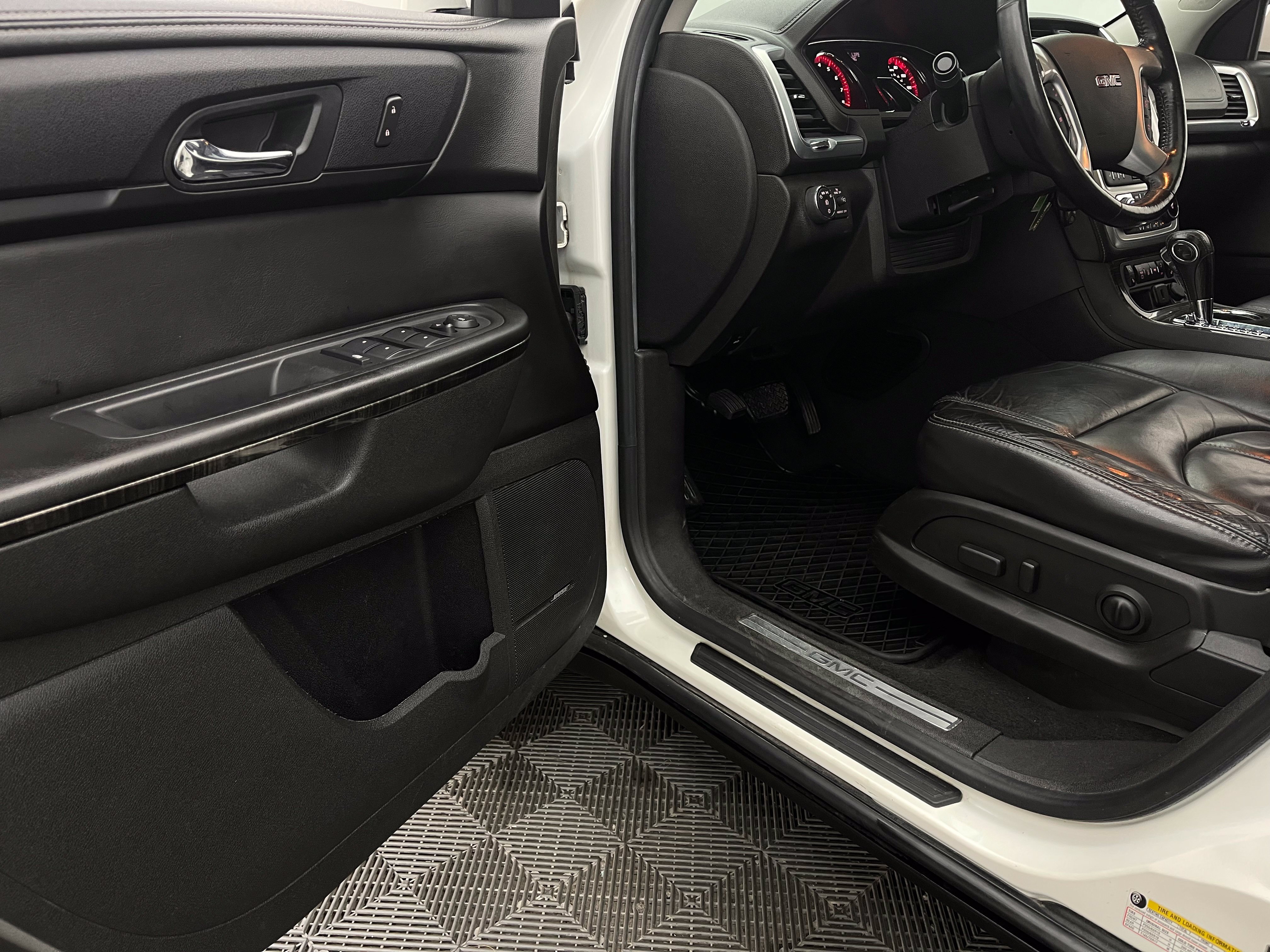 Used 2015 GMC Acadia SLT FWD image 15