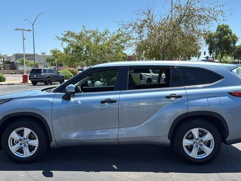 Used 2021 Toyota Highlander LE FWD image 5