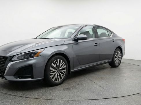 Used 2025 Nissan Altima 2.5 SV image 3