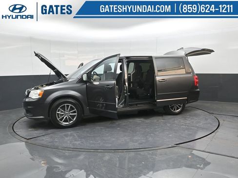 Used 2016 Dodge Grand Caravan SE image 44