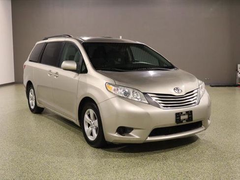 Used 2015 Toyota Sienna LE FWD image 1