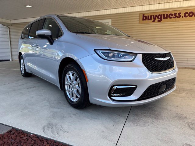 Used 2023 Chrysler Pacifica Touring-L FWD image 2