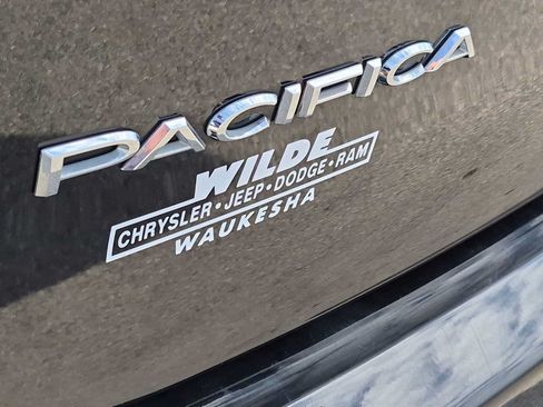 Used 2024 Chrysler Pacifica Touring-L FWD image 12