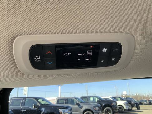 Used 2023 Chrysler Pacifica Touring-L image 55