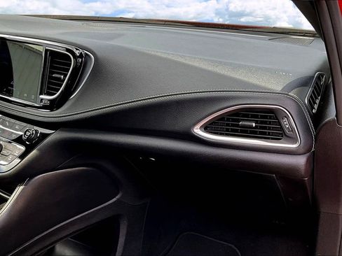 Used 2025 Chrysler Pacifica Limited FWD image 29