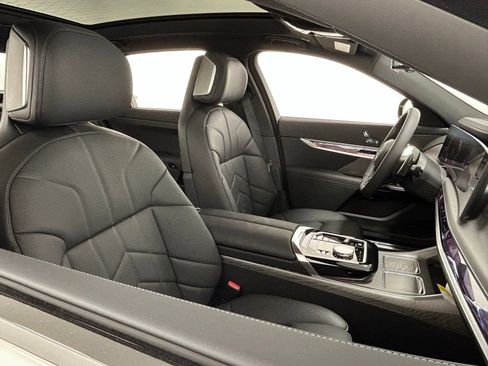 Used 2025 BMW 760i xDrive w/ Executive Package image 42