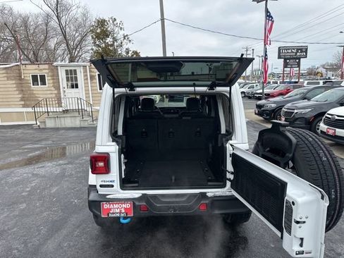 Used 2022 Jeep Wrangler Unlimited Sahara w/ Cold Weather Group image 17