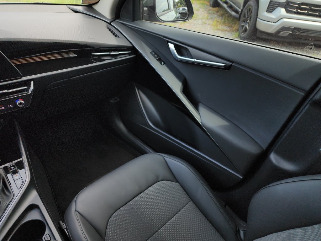 Used 2023 Kia Niro EX FWD image 18
