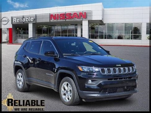 Used 2025 Jeep Compass Latitude AWD/4WD image 1