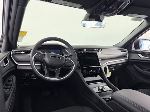 New 2025 Jeep Grand Cherokee Laredo image 14