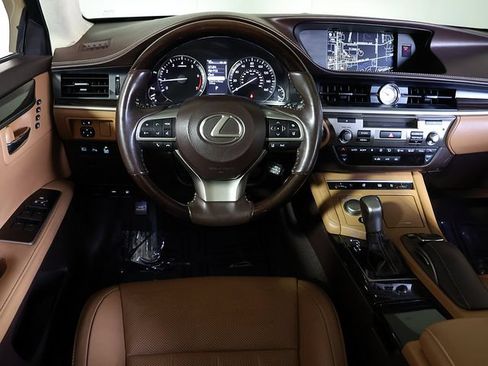 Used 2017 Lexus ES 350 w/ Luxury Package FWD image 3