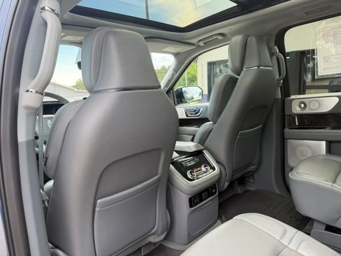 Used 2019 Lincoln Navigator Reserve AWD/4WD image 38