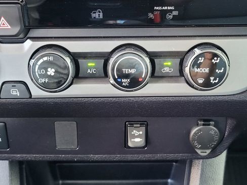 Used 2018 Toyota Tacoma SR5 AWD/4WD image 19