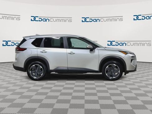 Used 2024 Nissan Rogue SV FWD image 9